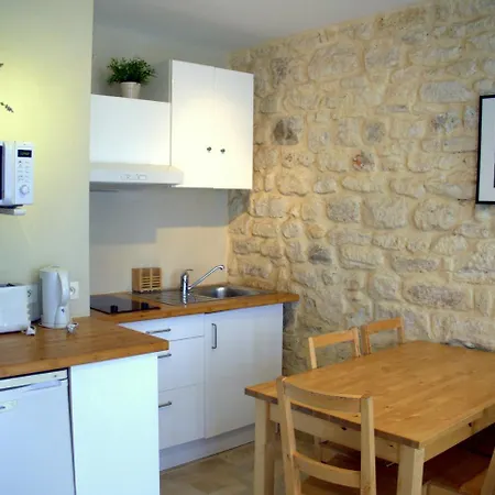 Clair Et Lumineux Au Centre De Appartement Parijs